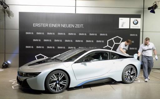 BMW 執行長暗示，將在 i 系列中推出純電型與插電式油電混合的 i5 車款。 (圖:AFP)