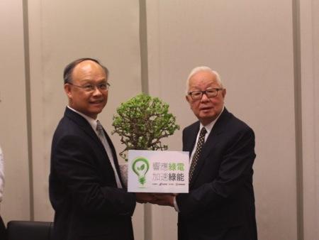 左起經濟部長鄧振中、台積電董事長張忠謀。(圖：經濟部提供)