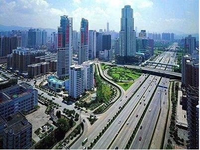 房地產有明顯區域性特點，跨地區開發會增加成本，稀釋利潤，而房產開發是一個資源整合過程，所以買已經在同一區域連續成功開發的樓盤較為保險。