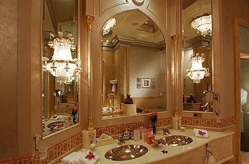 床頭在橫梁下。天花板宜平坦，忌有橫梁。橫梁在心理上容易產生重體的感覺，尤其人睡在橫梁之下會感受到莫大的壓力，造成精神上的壓迫，影響健康、事業。