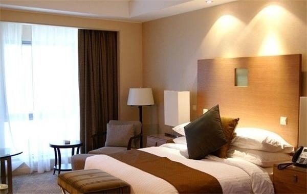 房門正對衛生間。衛生間是供人排泄的地方，容易產生穢氣和濕氣，所以正對房門會對臥房的空氣產生影響，對人的生體健康有害。