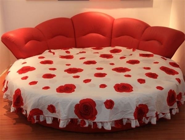 臥房昏暗。臥房應設有窗戶，除了空氣得以流通，白天更可以采光，使人精神暢快，而晚間窗戶應備有窗簾，擋住戶外夜光，使人容易入眠。