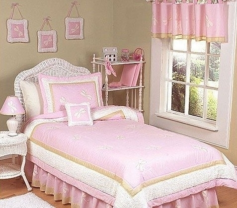 睡床或床頭對正房門。睡覺時最講求安全、安靜和穩定，房門是進出房間必經之所，因此房門不可對正睡床或床頭。否則睡床上的人容易缺乏安全感，並且有損健康。