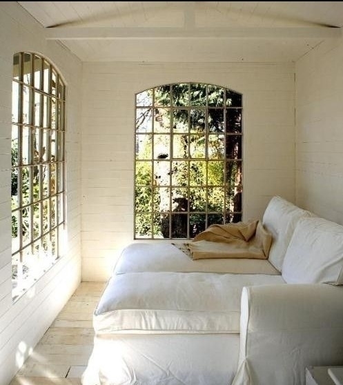 房門對鏡子。鏡子有反射作用，在風水上可將煞氣反射回去，所以可擋兇煞。但是鏡子對著房門會將兇煞沖克照進臥房，招來不好運勢。