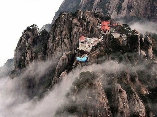 賓館形如天上的瓊樓玉宇,左有”獅石“,右有”象石“,形成”青獅白象守文殊的天然福地。