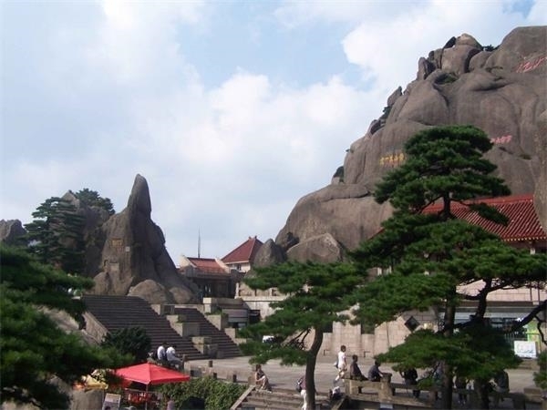 賓館周圍國之瑰寶迎客松近在咫尺。“左天都,右蓮花,背倚玉屏峰,兩峰秀色,俱可手攬。四顧奇峰錯列,眾壑縱橫,真黃山絕勝處”(徐霞客盛贊).