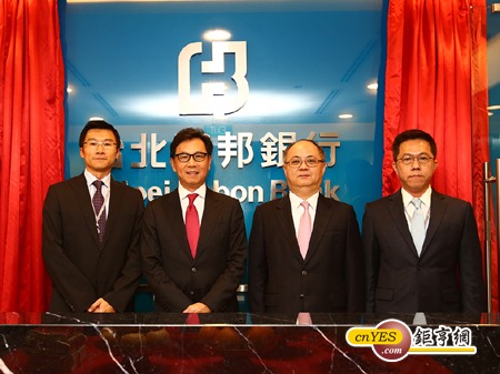 台北富邦銀行新加坡分行正式開業，宣示富邦金控積極拓展亞洲佈局的企圖心。(左起:台北富邦銀行新加坡分行陳柏翰行長、富邦金控蔡明忠董事長、台北富邦銀行韓蔚廷總經理、台北富邦銀行新加坡分行周夏初副行長於開幕儀式後合影)(圖／台北富邦銀行提供)