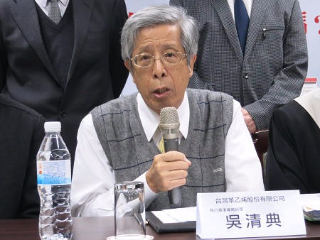 台苯總經理吳清典召開記者會說明捍衛經營權。(圖：台苯提供)