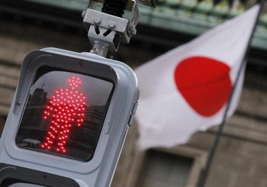 2012年2月8日，日本央行總部前的交通信號燈。REUTERS/KIM KYUNG-HOON