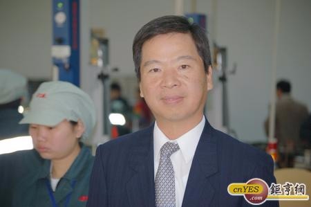 百容去年毛利率增加1.91個百分點，每股稅後盈餘1.74元，董事會決配1.3元股息；圖為百容董事長廖本林。(鉅亨網記者張欽發攝)