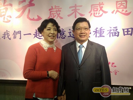 聲樂家簡文秀(左)與億光董事長葉寅夫攜手做公益。(鉅亨網資料照)