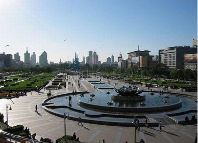 泉城的房地產好象弱於景觀再造與移植而一直不溫不火。看好的唯一理由就是她是山東省會城市,並且威海、青島等濱水城市吞吐外來投資置業日趨飽和。