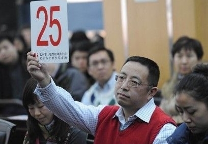 4、地方政府賣地賣得更歡了。2013年土地出讓金創歷史新高，全國300城市土地出讓金同比增加50%，上海突破兩千億元。