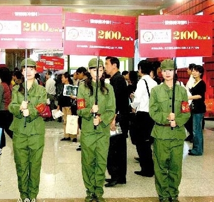 同在一小區售樓的薛梅說，一次，她帶客戶上工地看房，因工地堆滿建材，穿著高跟鞋的她一不小心崴了腳。害怕客戶知道后影響樓盤印象，薛梅一直忍著沒說。回到辦公室，她為客戶倒水、講解、分析。