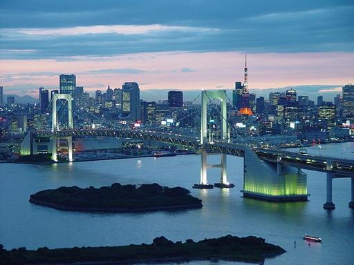 日本經濟成長不如預期，4月消費稅調升後，恐大幅拖累成長表現。(圖片來源：維基百科)