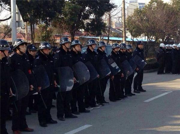 華豐中國廠區外圍大量武警出動。(圖：地方人士提供)