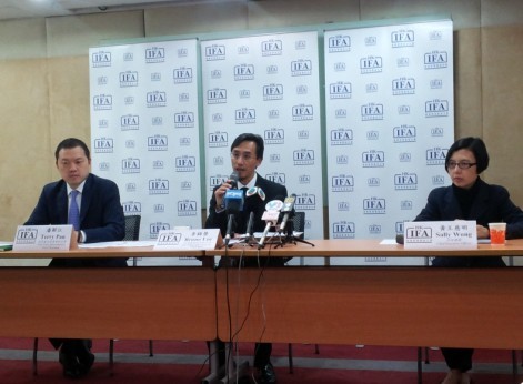 圖中為香港投資基金公會投資基金委員會主席李錦榮