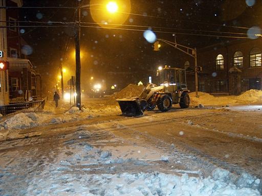 一台推土機正在路面掃除積雪，照片攝於美國紐澤西州聯合市。(圖片來源：維基百科)