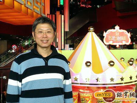 台灣司麥爾食品公司總經理蔡國緯在卡滋滋香港百貨商場實體店面前照片，他說，希望藉由香港打開品牌知名度，藉此前進大陸。(鉅亨網記者黃佩珊攝)