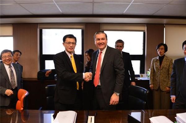 左起李長榮化工董事長李謀偉、Kraton Performance Polymers, Inc. 執行長Kevin Fogarty今(28)於理律法律事務所共同揭示未來新公司的合作案.JPG
