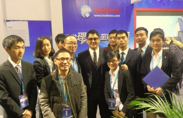 莫少聰與工作人員於ims展位合影