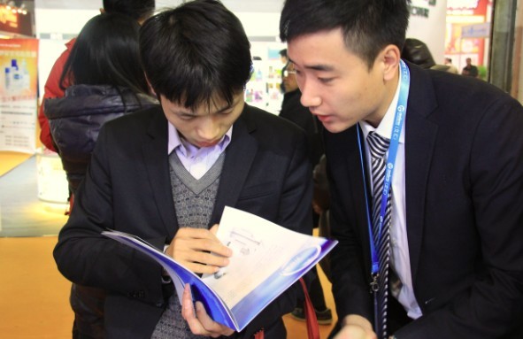 ims fx艾匯工作人員現場為客戶耐心講解