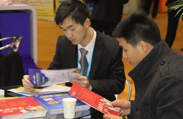 客戶認真閱讀ims fx艾匯資料