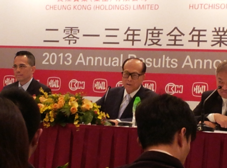 長和系2013年業績記者會現場（中：李嘉誠）
