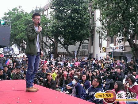 林飛帆今日在立法院側門開講，訴求「先立法，再審查」。(鉅亨網記者黃佩珊攝)