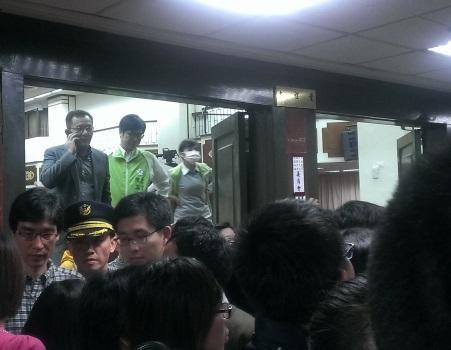 民進黨立委堵在議院門口，阻止張慶忠審議服貿協議。