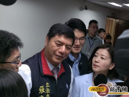 國民黨籍立委張慶忠遭學運代表陳為廷要求簽署「先完成兩岸協議監督條例立法再審服貿」的承諾書，引發騷動。(鉅亨網記者黃佩珊攝)