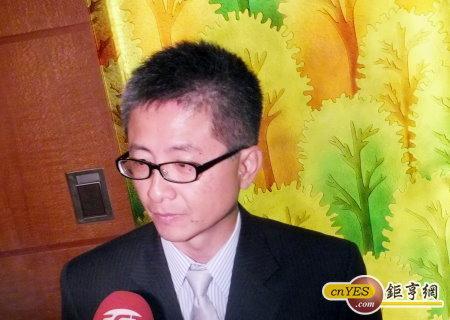 智冠集團財務長鍾興博今天在櫃買法說提出2014年新品上市規劃。(鉅亨網記者尹慧中攝)