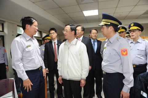 江揆今天慰問0318專案警察同仁。(圖：行政院提供)