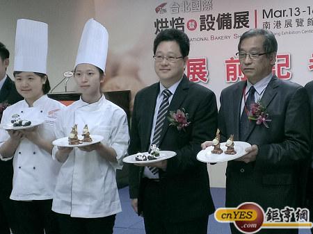 2014年台北國際烘焙暨設備展展前記者會,台北市糕餅商業同業公會理事長吳官德(右2)表示，台北國際烘焙暨設備展目前已是亞洲地區推動烘焙產業最重要的平台。(鉅亨網記者黃佩珊攝)