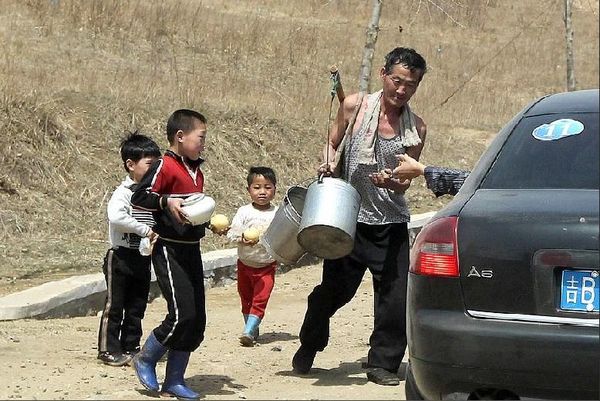 一些中國遊客遇到當地朝鮮村民或孩子時，常常會拿些食品相送，在沒有軍人或其他相關人員在場的情況下，他們都很愿意接受。