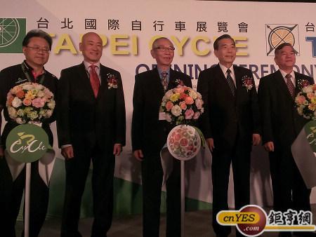 由左至右為美利達董事長曾崧柱、台灣自行車輸出業同業公會理事長羅祥安、巨大董事長劉金標、經濟部次長沈榮津等人出席台北國際自行車展開幕典禮。(鉅亨網記者黃佩珊攝)