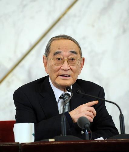 圖為全國政協常委、民盟中央原副主席、北京大學社會科學學部主任、光華管理學院名譽院長厲以寧回答記者問。