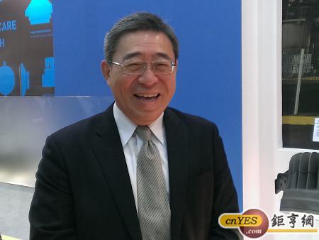南亞光電董事長王文潮也是台塑決策小組成員，他說，現在是改善南科體質、進行減資的最好時機。(鉅亨網記者黃佩珊攝)