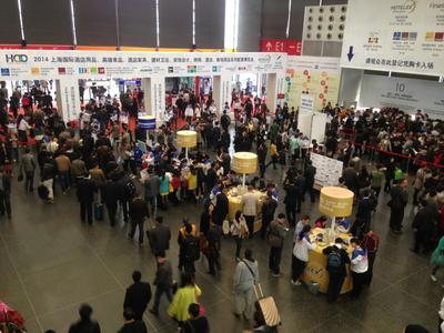 博覽會現場觀眾排隊註冊登記並進入現場