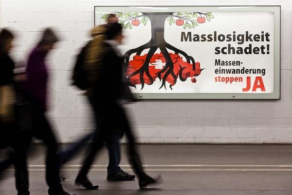 瑞士2月份公投議題，阻止大量移民的贊成方海報 (圖:AFP)