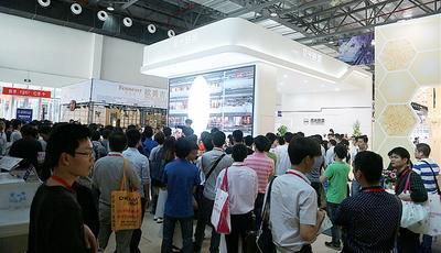 古鎮燈博會現場火爆，吸引大量專業買家