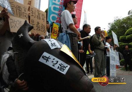 無殼蝸牛聯盟等趕在「雙張會」前到財政部大門口表示，如果雙張會是新一波稅制改革的起點，一定會給予支援，希望不要只是唱雙簧做戲。(鉅亨網記者曹逸雯攝)