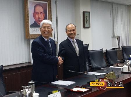 台北市副市長張金鶚今(22)日下午前往財政部拜會部長張盛和，兩人會談了約1個半小時。(鉅亨網記者曹逸雯攝)