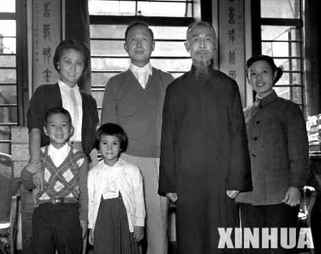 錢學森從美國歸國到達上海。這是錢學森（右三）和家人在上海家中合影。