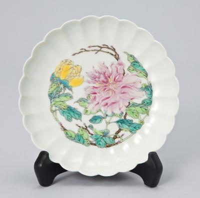 400餘件拍品,年代有別、價分高低。拍品「粉彩輪花皿」,估價60萬-70萬人民幣。