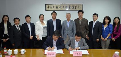 漢唐教育集團董事長張曉彬與中國金融教育發展基金會理事長初本德簽署捐贈協議