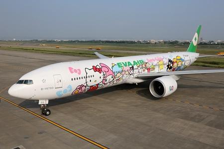 長榮航777-300ER Hello Kitty彩繪機「牽手機」。(圖：長榮航提供)