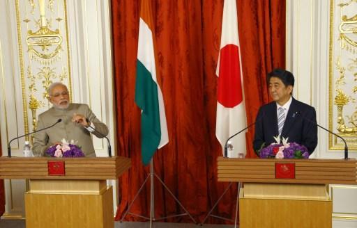 安倍晉三並指出，日本將加倍投資，並在中國擴張地區影響力時擴展日本與印度的國防合作。(圖片來源：AFP)