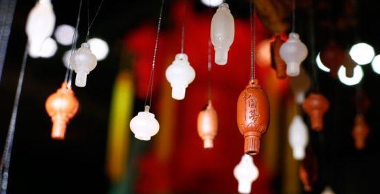 樓蘭漠玉雕刻的“圓夢燈籠”飾品 