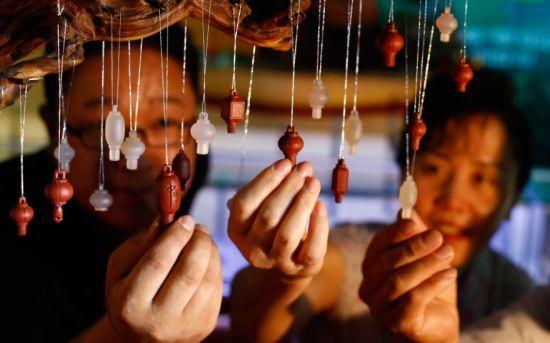 樓蘭漠玉雕刻的“圓夢燈籠”飾品 